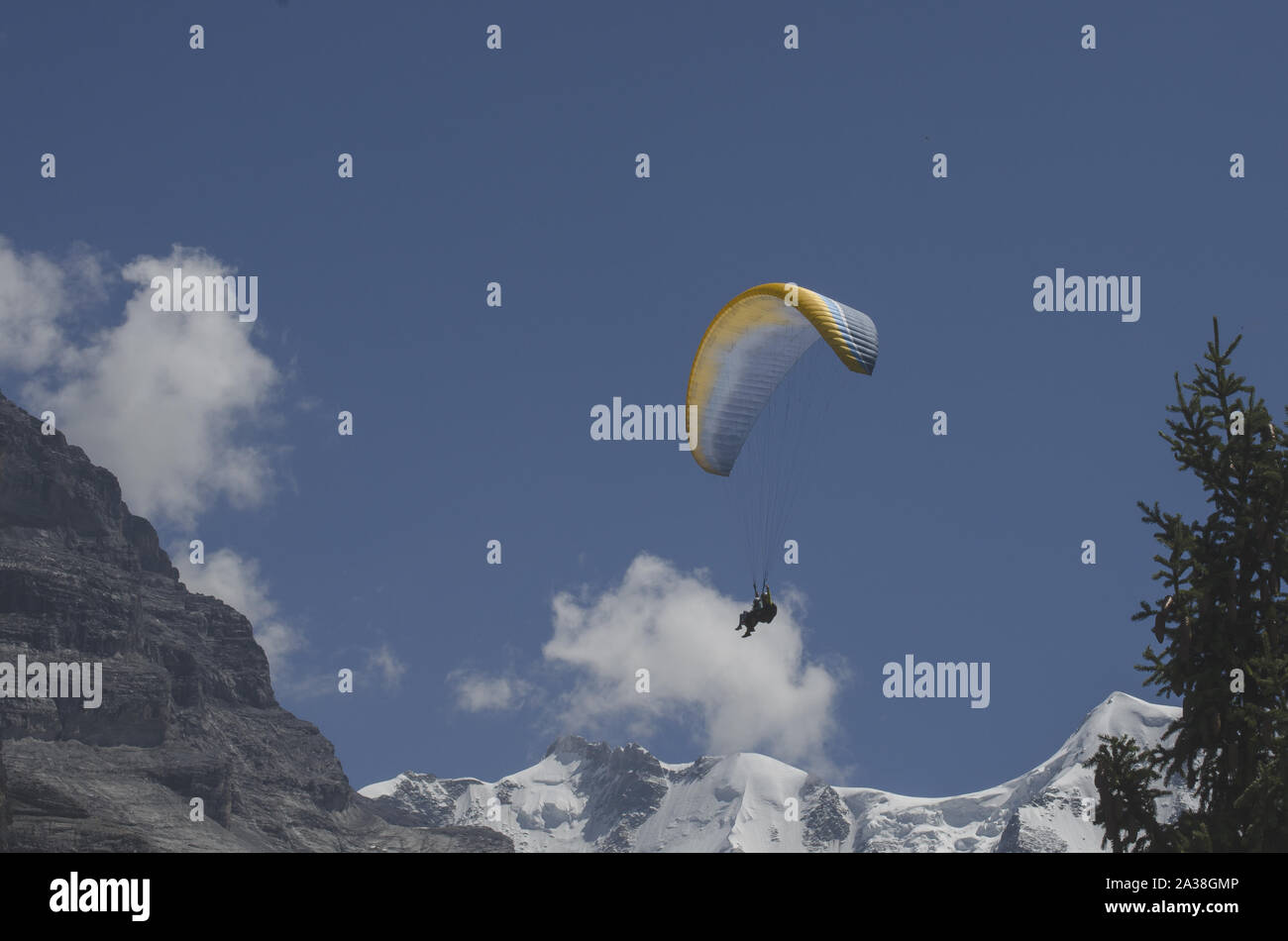 Mann Paragliding über Berge, Schweiz Stockfoto