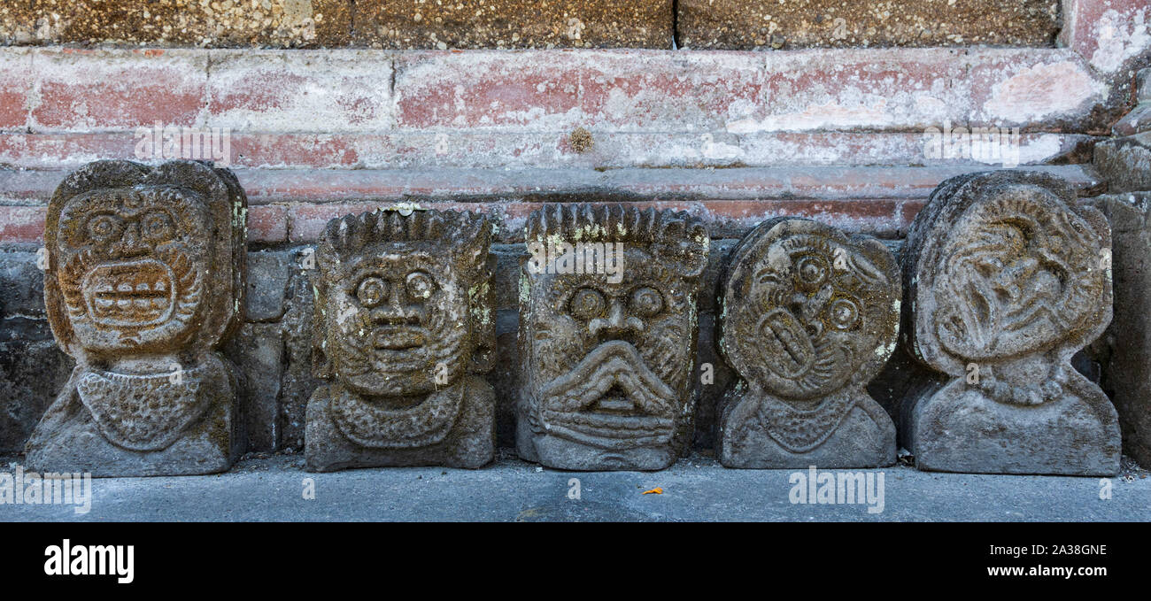Dekorativ Geschnitzte Köpfe in einer Reihe, Ubud, Bali, Indonesien Stockfoto
