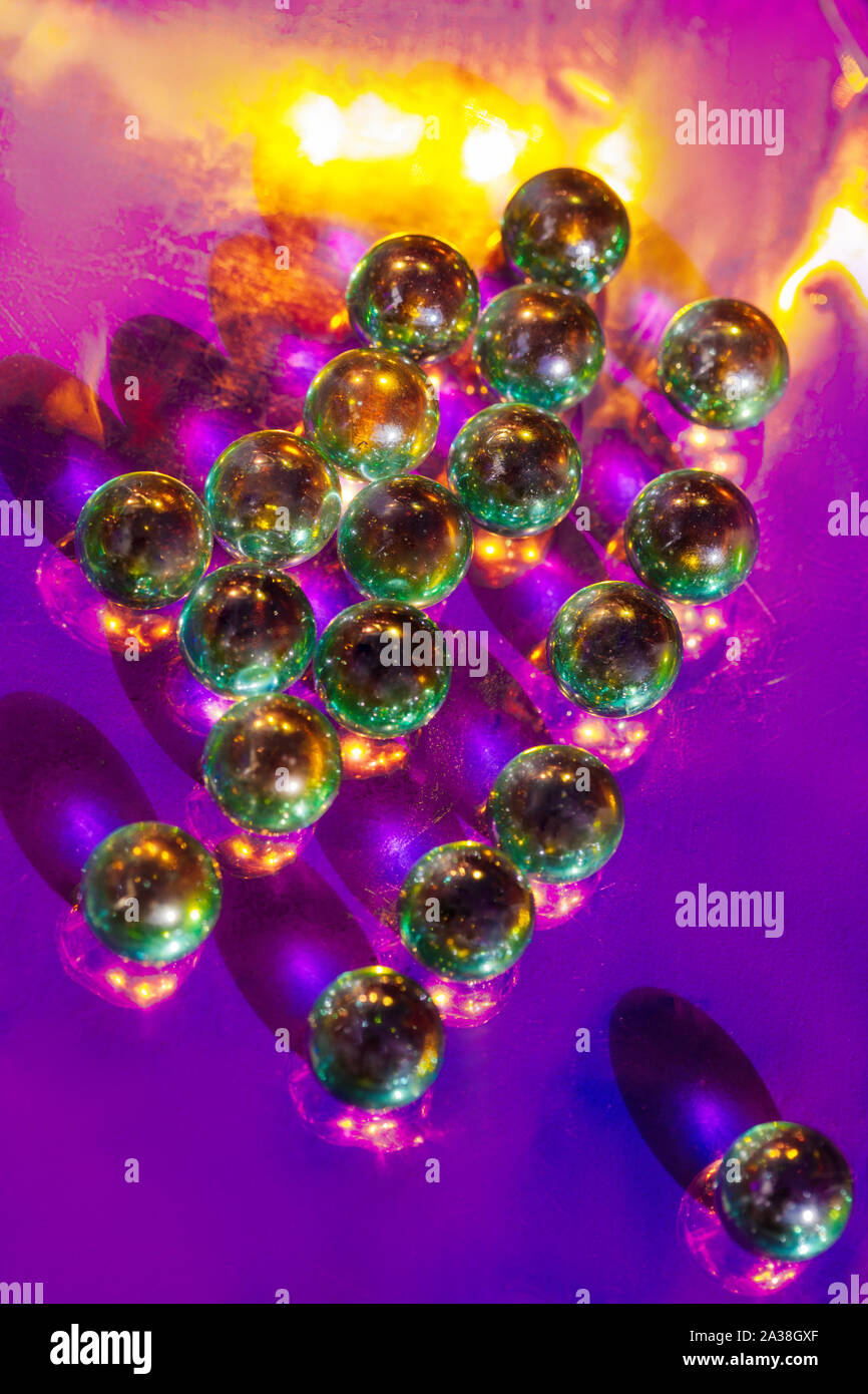 Kugeln aus Glas auf einer abstrakten Hintergrund Stockfoto