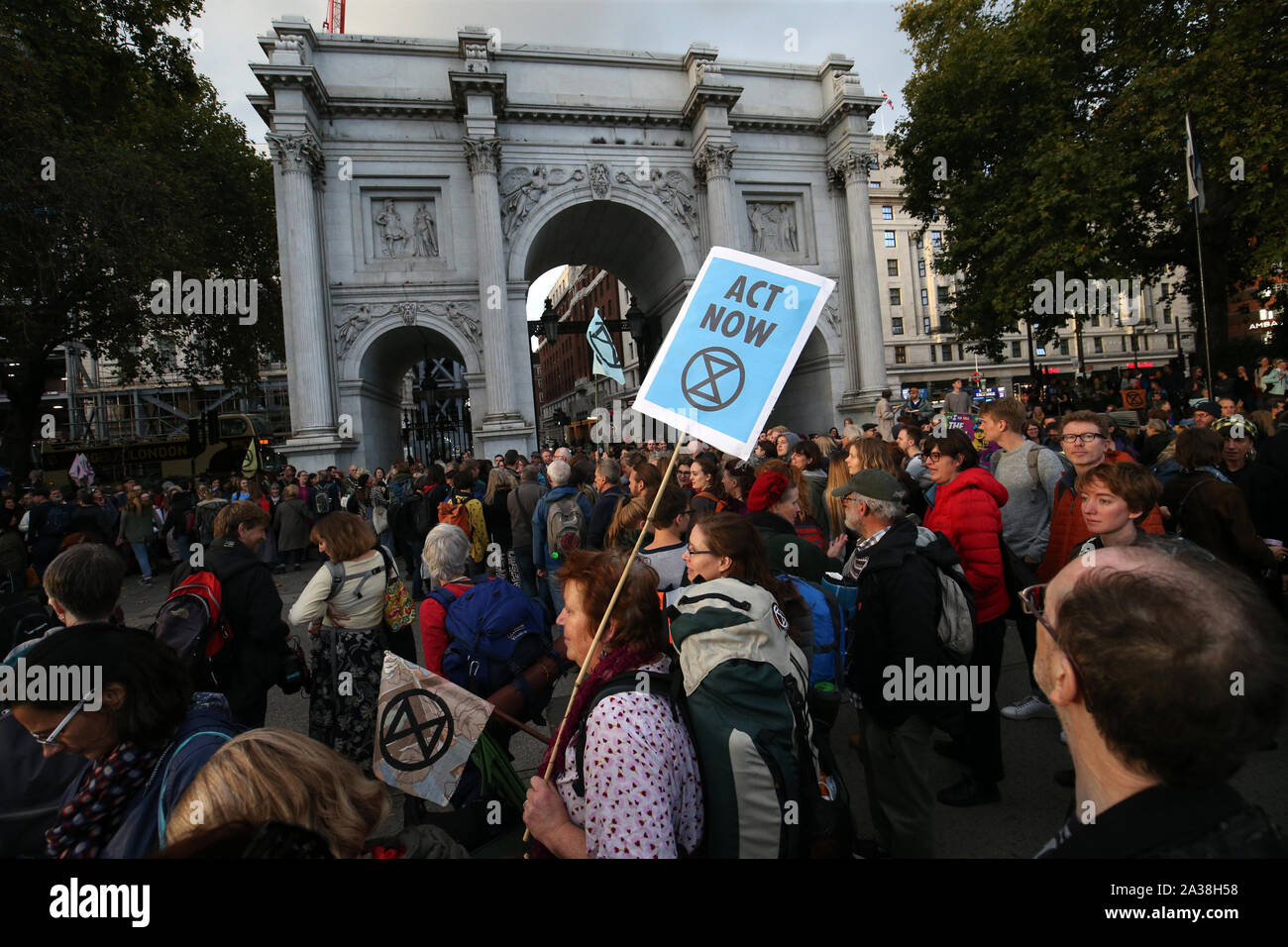 Aussterben Rebellion Demonstranten Holding eine Eröffnungsfeier bei Marble Arch in London für ihre internationale Kampagne 'Rebellion'. Stockfoto