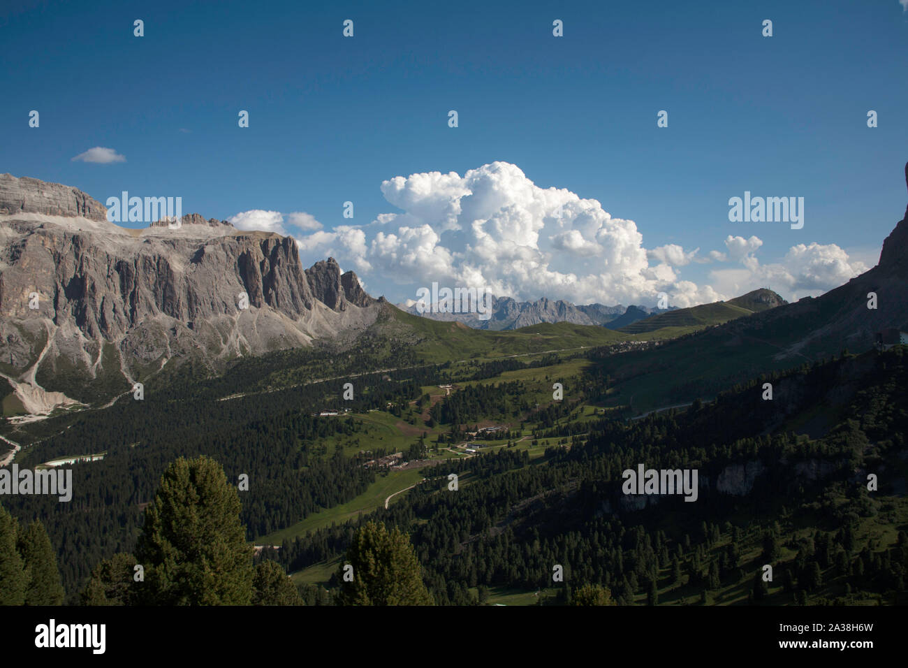 Cloud durch die Sella Gruppe oder der Sellagruppe von oben Plan de Gralba Wolkenstein Gröden Dolomiten Italien Stockfoto