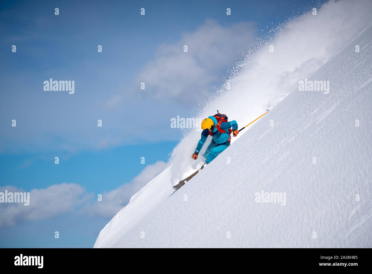 Man Skifahren im Pulverschnee in Sportgastein, Gastein, Österreich Stockfoto