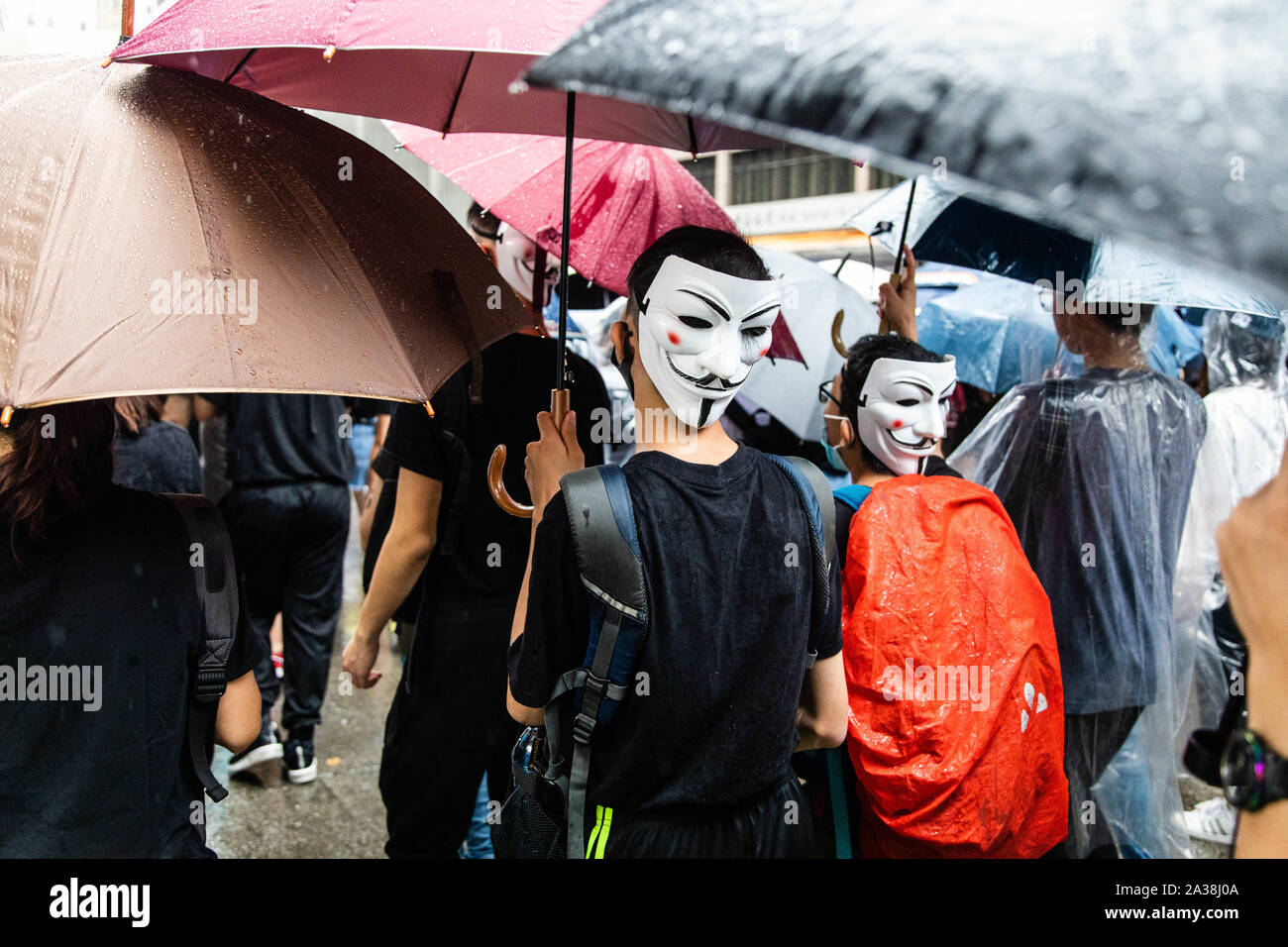 Die Demonstranten tragen Guy Fawkes Masken während der Demonstration. Eingabe der 18 Wochenende der Unruhen, die Demonstranten im Regen zogen nach einer Anti-mask Gesetz wurde in einer Bemühung, Demonstrationen abzuhalten. Die Demonstranten skandierten Parolen und fuhr fort zu Fragen für die fünf Forderungen erfüllt werden. Die Demonstranten zu Zusammenstößen zwischen Polizei und wurden mit Gas, Gummigeschossen getroffen, und einer Wasserkanone bis mehrere wurden schließlich verhaftet. Stockfoto