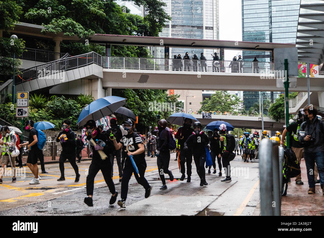 Die Demonstranten von der Polizei beobachtete von oben während der Demonstration laufen. Die Eingabe der 18 Wochenende der Unruhen, Demonstranten marschierten im Regen nach einer Anti-mask Gesetz wurde in einer Bemühung, Demonstrationen abzuhalten. Die Demonstranten skandierten Parolen und fuhr fort zu Fragen für die fünf Forderungen erfüllt werden. Die Demonstranten zu Zusammenstößen zwischen Polizei und wurden mit Gas, Gummigeschossen getroffen, und einer Wasserkanone bis mehrere wurden schließlich verhaftet. Stockfoto