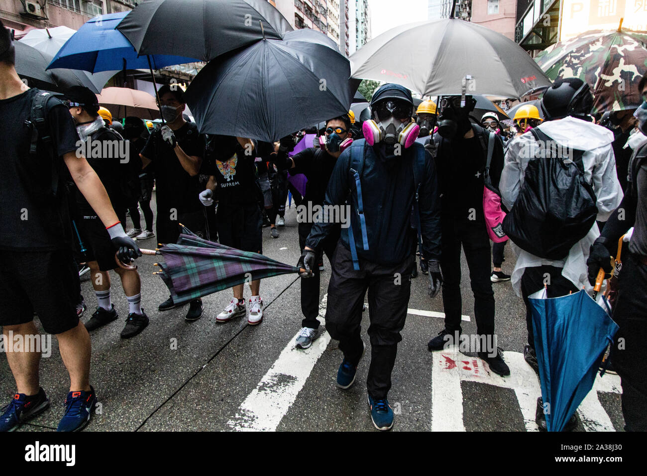 Eine Demonstrantin hält ein Regenschirm während der Demonstration. Eingabe der 18 Wochenende der Unruhen, Demonstranten marschierten im Regen nach einer Anti-mask Gesetz wurde in einer Bemühung, Demonstrationen abzuhalten. Die Demonstranten skandierten Parolen und fuhr fort zu Fragen für die fünf Forderungen erfüllt werden. Die Demonstranten zu Zusammenstößen zwischen Polizei und wurden mit Gas, Gummigeschossen getroffen, und einer Wasserkanone bis mehrere wurden schließlich verhaftet. Stockfoto