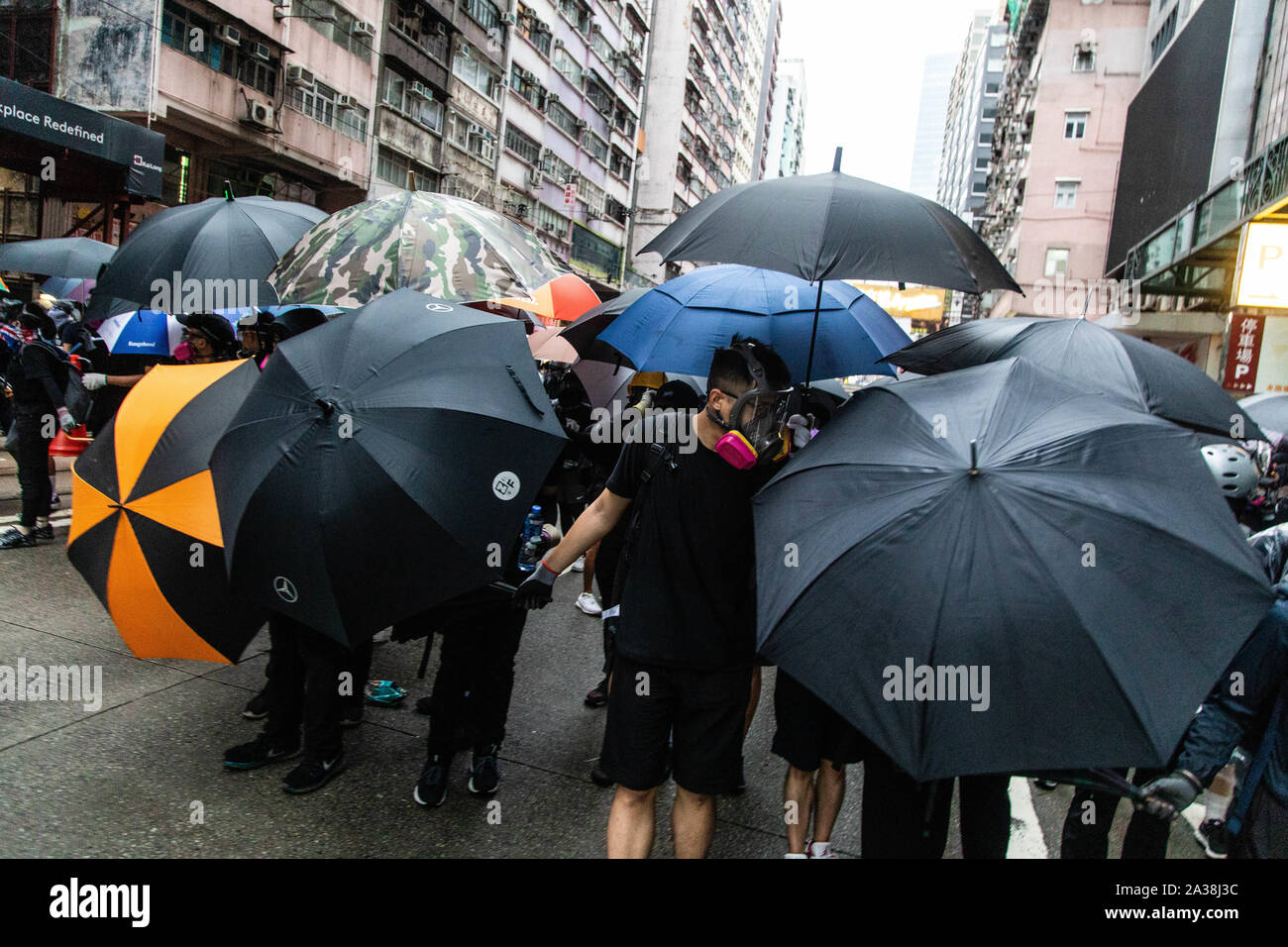 Die demonstranten Abdeckung hinter Regenschirmen während der Demonstration nehmen. Die Eingabe der 18 Wochenende der Unruhen, Demonstranten marschierten im Regen nach einer Anti-mask Gesetz wurde in einer Bemühung, Demonstrationen abzuhalten. Die Demonstranten skandierten Parolen und fuhr fort zu Fragen für die fünf Forderungen erfüllt werden. Die Demonstranten zu Zusammenstößen zwischen Polizei und wurden mit Gas, Gummigeschossen getroffen, und einer Wasserkanone bis mehrere wurden schließlich verhaftet. Stockfoto