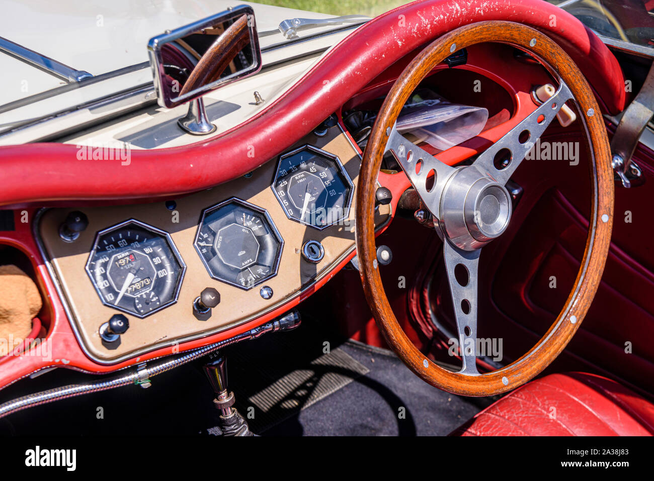 Armaturenbrett und Lenkrad eines 1950s MG Sportwagen. Stockfoto