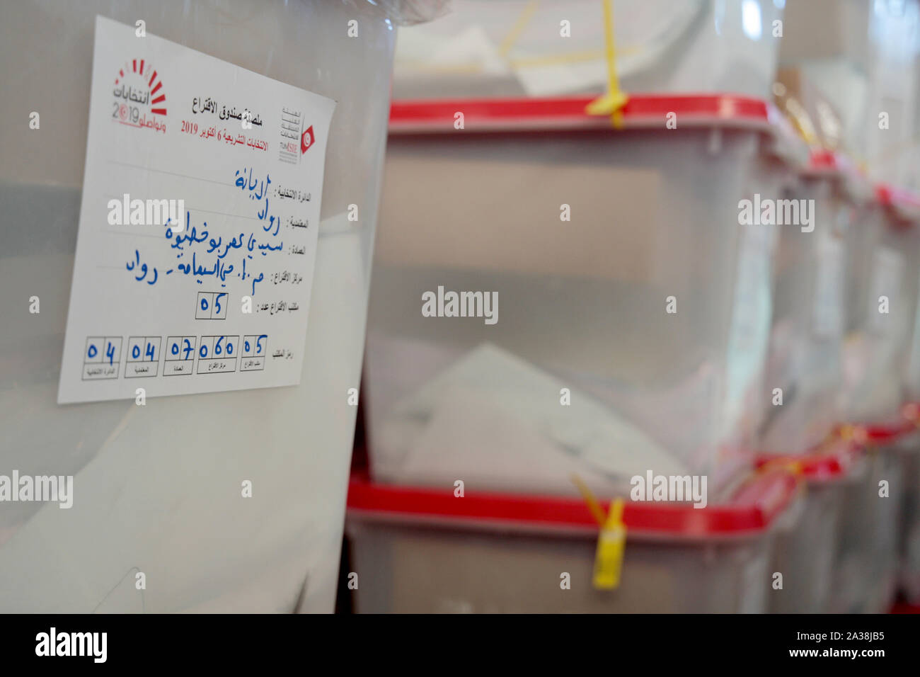 Leeren Urnen und Wahl Material während der Verteilung. tunesischen Armee Wahl Material verteilt vor den Parlamentswahlen am 06. Oktober. Stockfoto