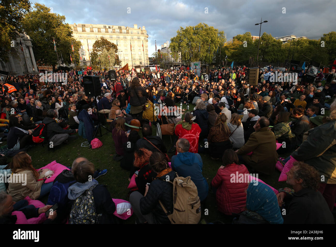 Aussterben Rebellion Demonstranten Holding eine Eröffnungsfeier bei Marble Arch in London für ihre internationale Kampagne 'Rebellion'. Stockfoto