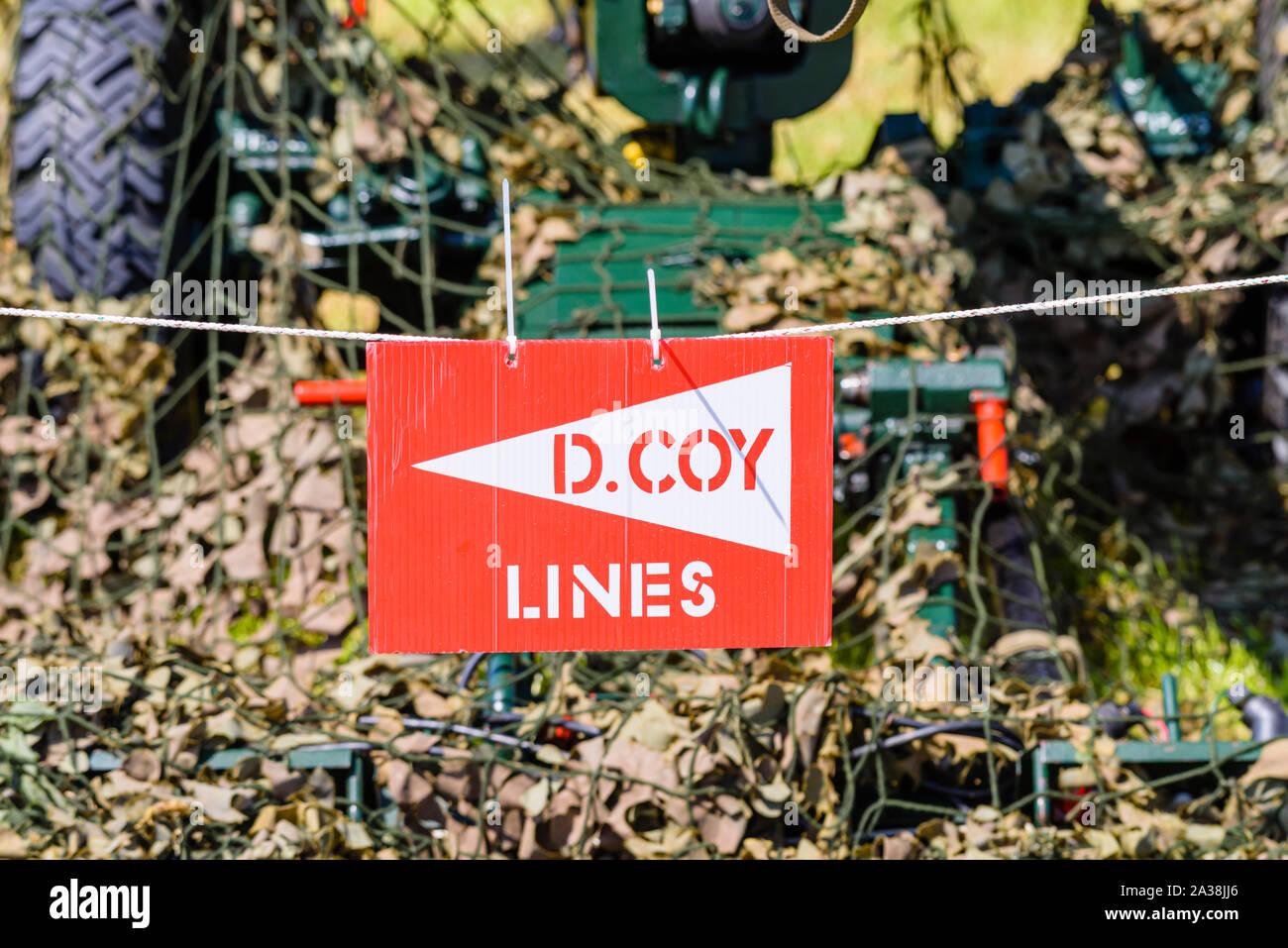 Marker für D-Coy Linien mit einem Getarnten grüne Militär Jeep hinter sich. Stockfoto