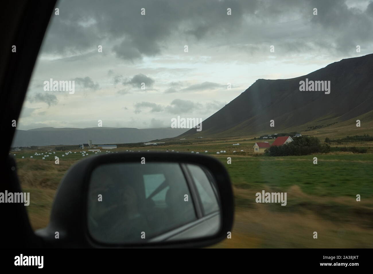 Blick aus einem Fenster von bergigen Landschaft und bewölktem Himmel Stockfoto