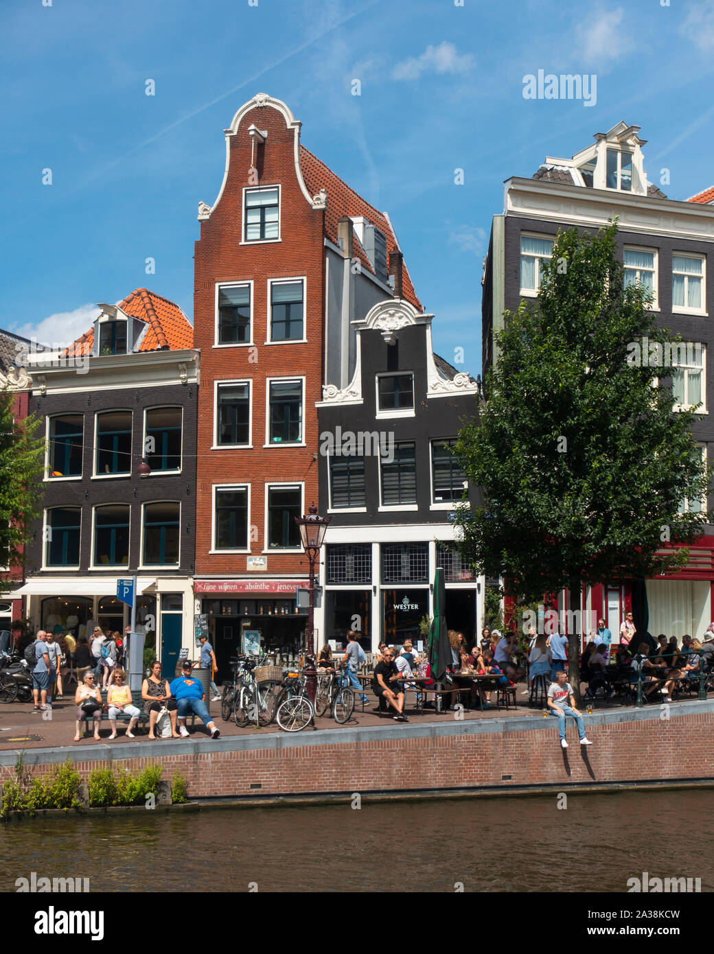 Menschen entspannend entlang der Grachten von Amsterdam, Niederlande, Europa Stockfoto