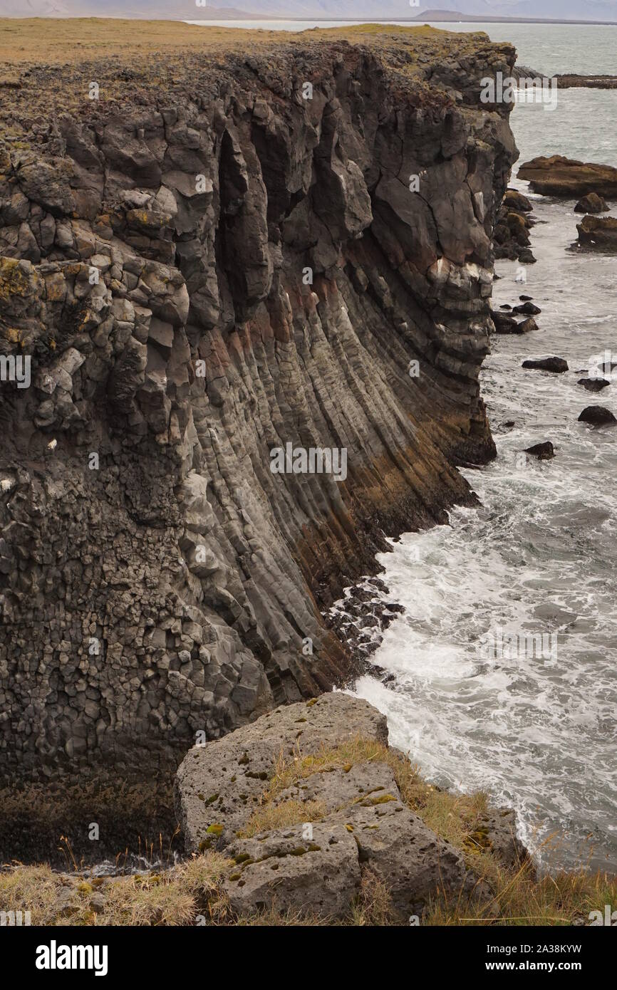Meer Wellen in Basalt spalten Klippe Stockfoto