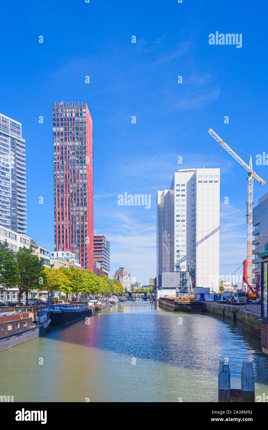 Modernes Bürogebäude, mit Booten entlang der Boerengat, Rotterdam, Niederlande günstig Stockfoto