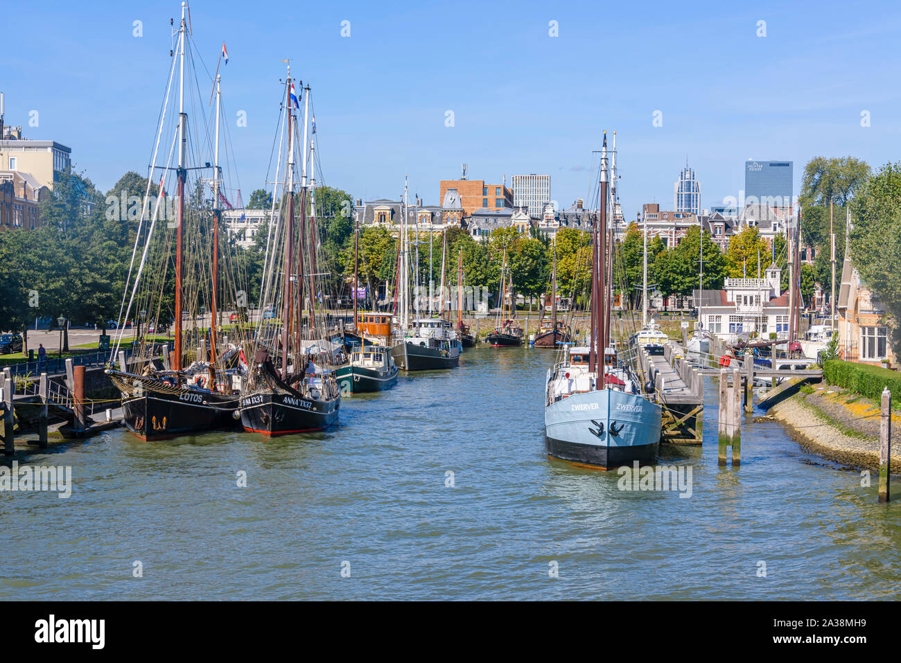 Alte hölzerne Boote an Veerhaven, Rotterdam, Niederlande Stockfoto