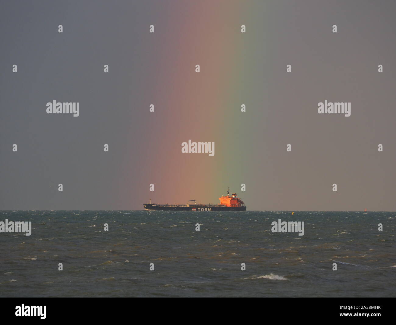 Sheerness, Kent, Großbritannien. 6. Oktober, 2019. UK Wetter: ein bunter Regenbogen am Ende einer stürmischen Tag in Sheerness, Kent. Ein Schiff Name, fast Zauber Sturm" - der Sturm Gejza Segel Vergangenheit ein lebendiges Regenbogen. Credit: James Bell/Alamy leben Nachrichten Stockfoto