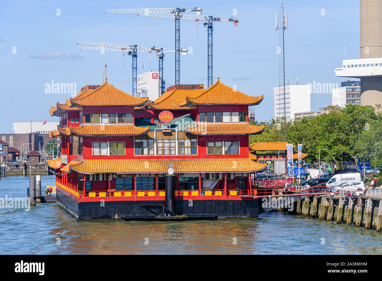 New Ocean Paradise schwimmende Chinese Hotel und Restaurant, Rotterdam, Niederlande. Stockfoto