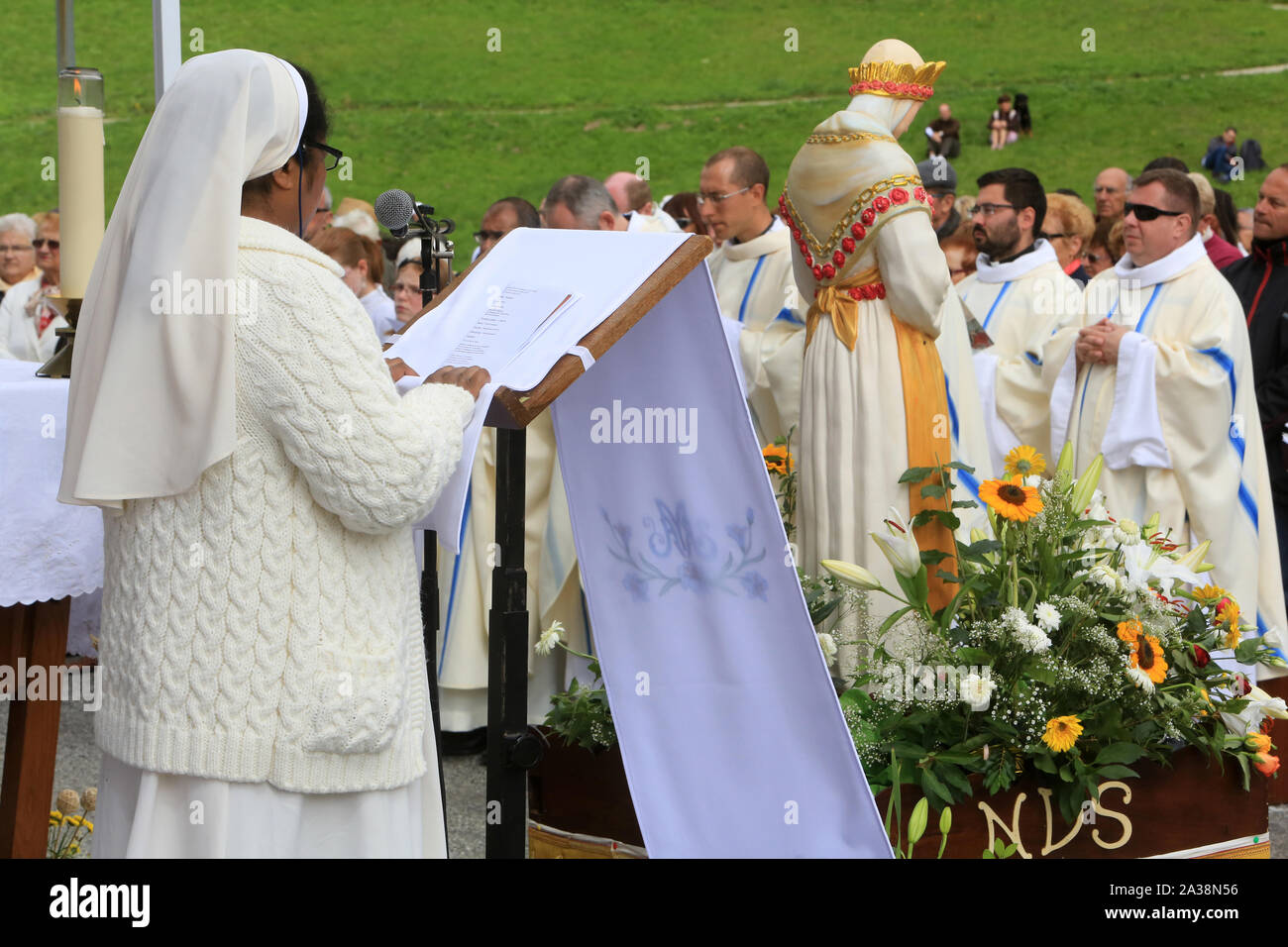 Katholische Messe. Heilige Messe am Hochfest der Aufnahme der seligen Jungfrau Maria. Heiligtum Unserer Lieben Frau von La Salette. Haute-Savoie. Stockfoto