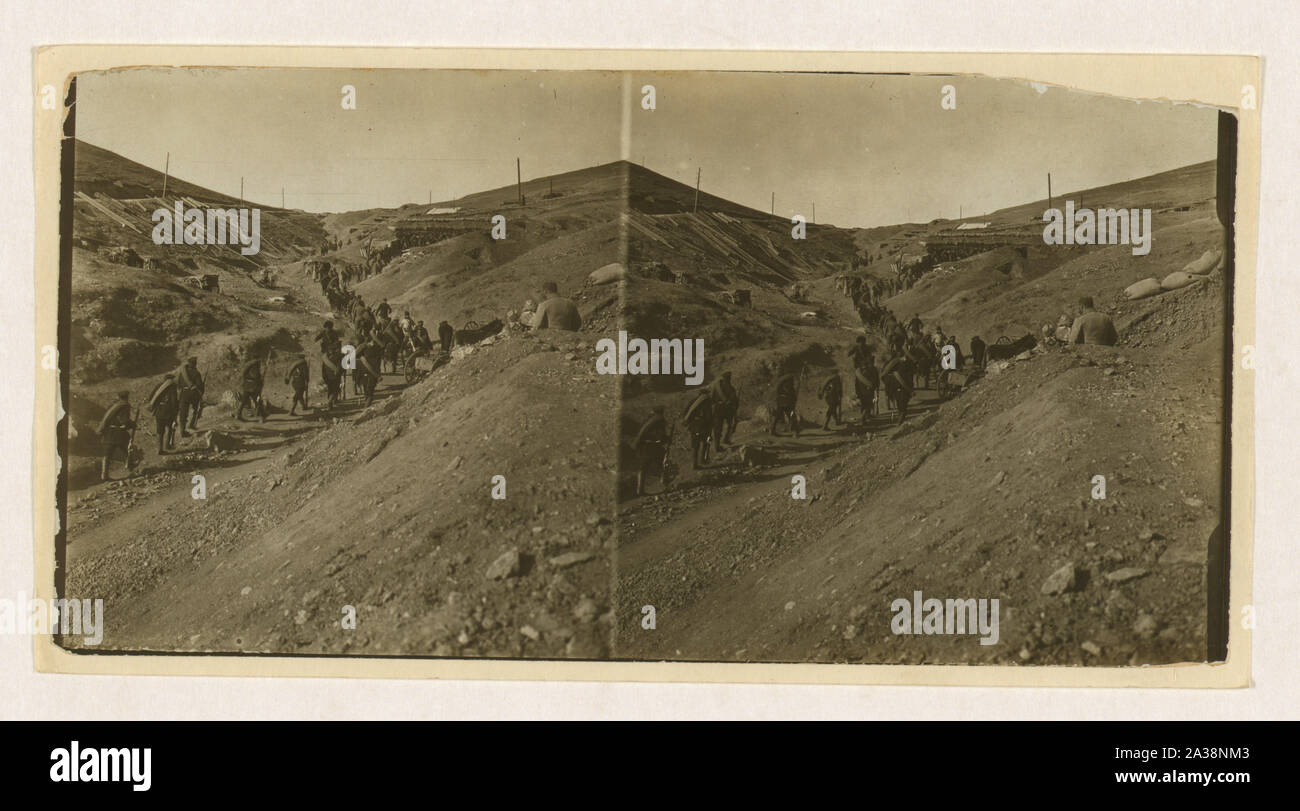 Russen Vorrücken der Ort der gefallenen Kameraden in der äußeren Forts - Port Arthur zu nehmen Stockfoto