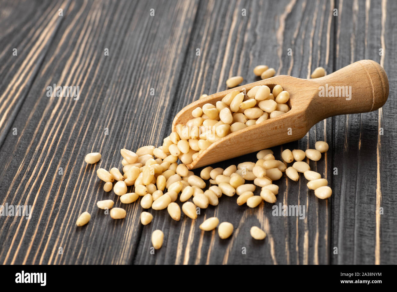 Cedar nuts in Schaufel Stockfoto