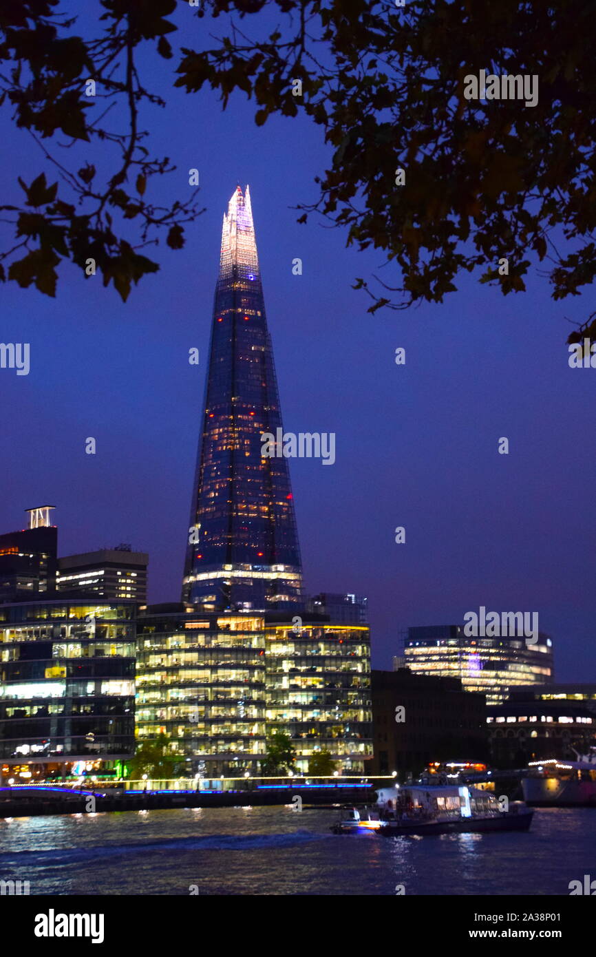 Der Shard ist London's höchste Gebäude. Das spektakuläre Gebäude beleuchtet die Themse. Stockfoto