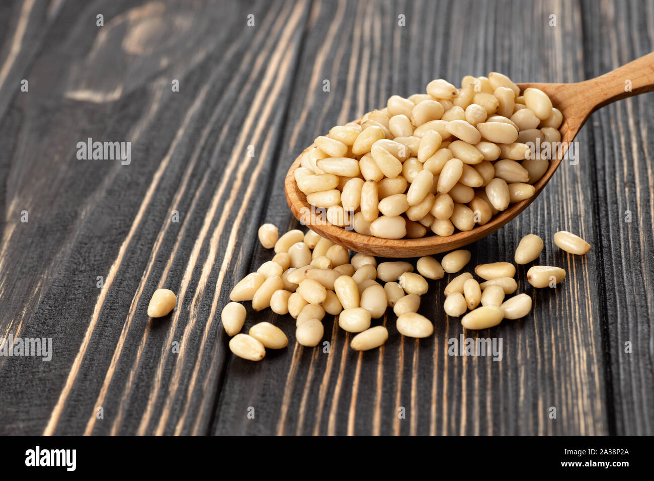 Cedar nuts in Löffel Stockfoto