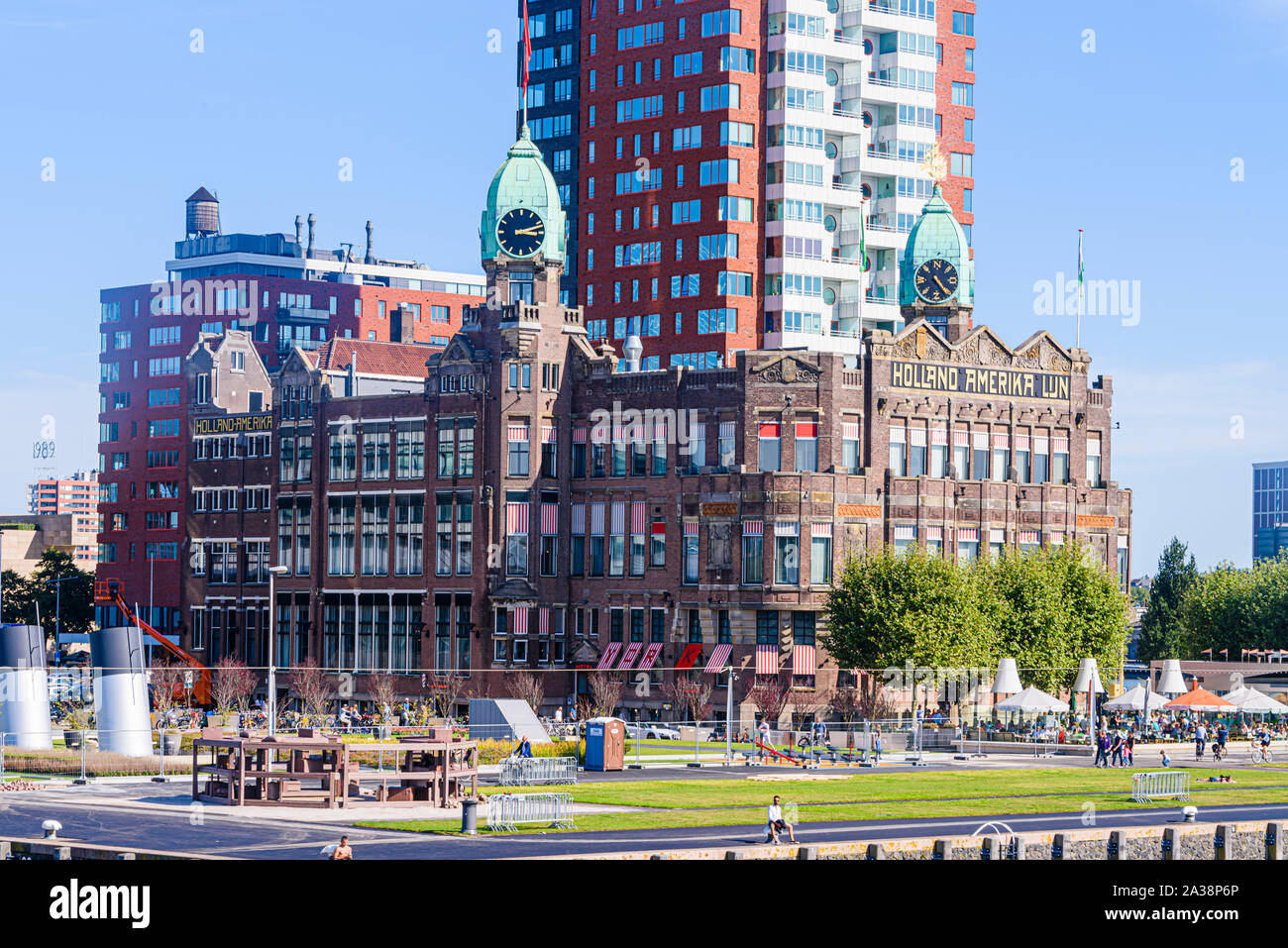 Die Old Holland Amerika Lijn (Holland America Line) Gebäude, jetzt Hotel New York, durch moderne Bürogebäude, Rijnhaven, Rotterdam, Niederlande umgeben Stockfoto