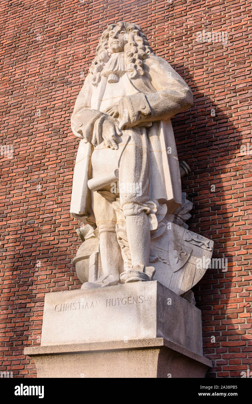 Statue des niederländischen Wissenschaftler, Physiker, Astronom und Mathematiker, Christiaan Huygens (Künstler Albert Termote, 1949), Schiekade, Rotterdam Stockfoto