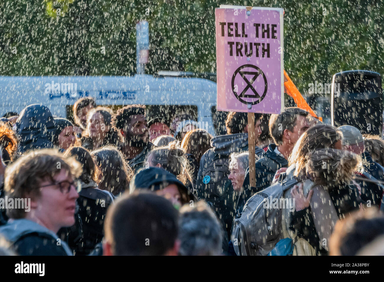 London, Großbritannien. 6. Oktober 2019. Der Sturm kam kurz - Aussterben Rebellion bei Marble Arch sammeln für eine Zeremonie aus dem Oktober Aktion die Straßen in Central London Block kann bis zu zwei Wochen beginnen. Sie sind einmal hervorheben, das Klima, mit der Zeit den Planeten vor einer Klimakatastrophe zu speichern. Dies ist Teil der laufenden ER und andere Proteste zu handeln, die von der britischen Regierung auf die "klimakrise" verlangen. Die Aktion ist Teil einer international koordinierten protestieren. Credit: Guy Bell/Alamy leben Nachrichten Stockfoto