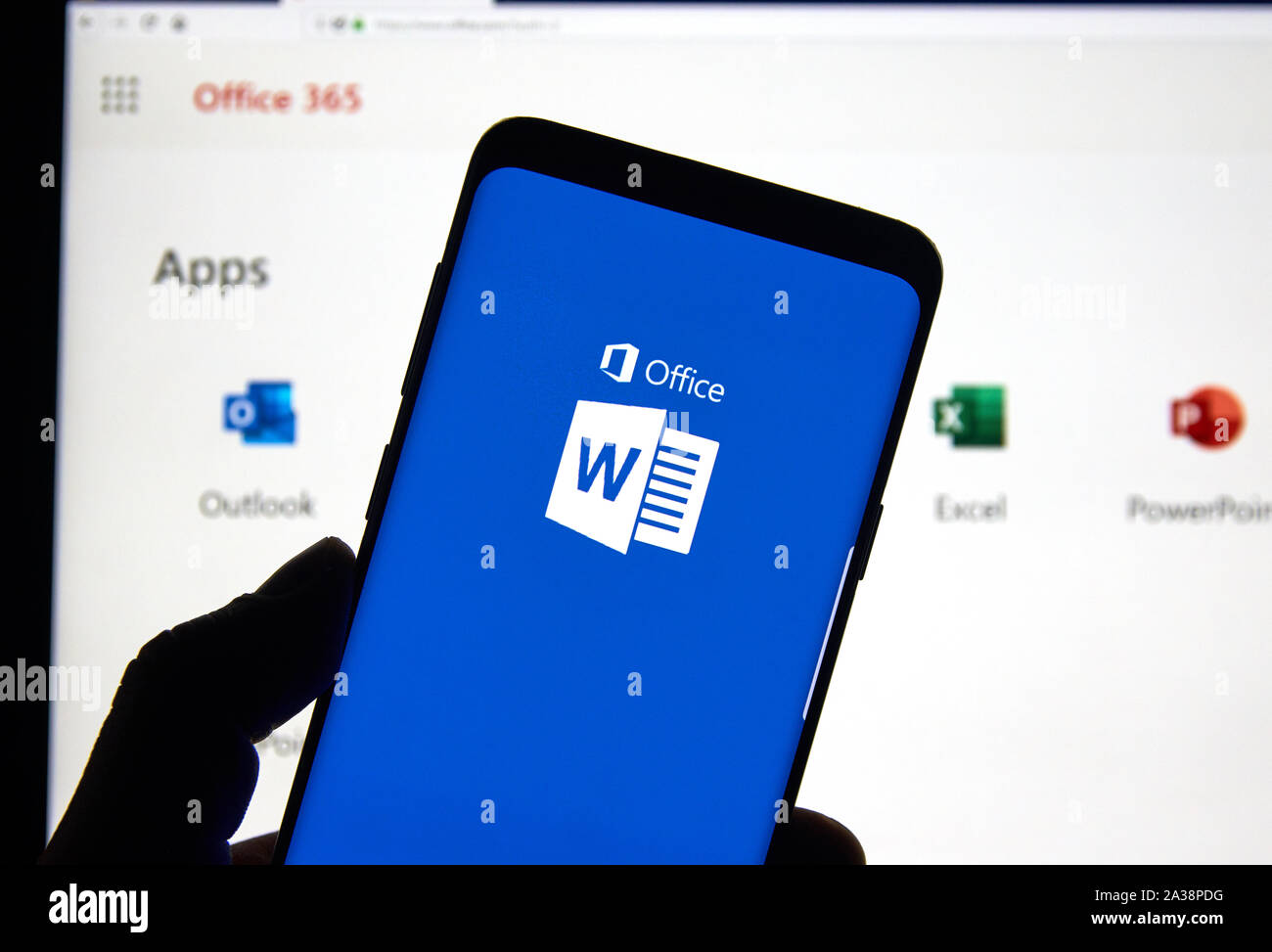 MONTREAL, KANADA - 24 April 2019: ein Handy mit Microsoft Word Logo über einen Laptop. Microsoft Office ist eine Familie von Client-server-Software Stockfoto
