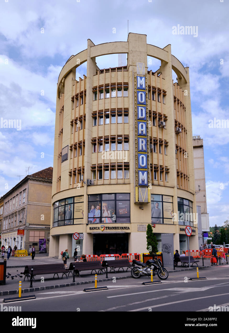 Die kreisförmige sozialistischen Modarom modernistischen Gebäude im Zentrum von Brasov. Stockfoto