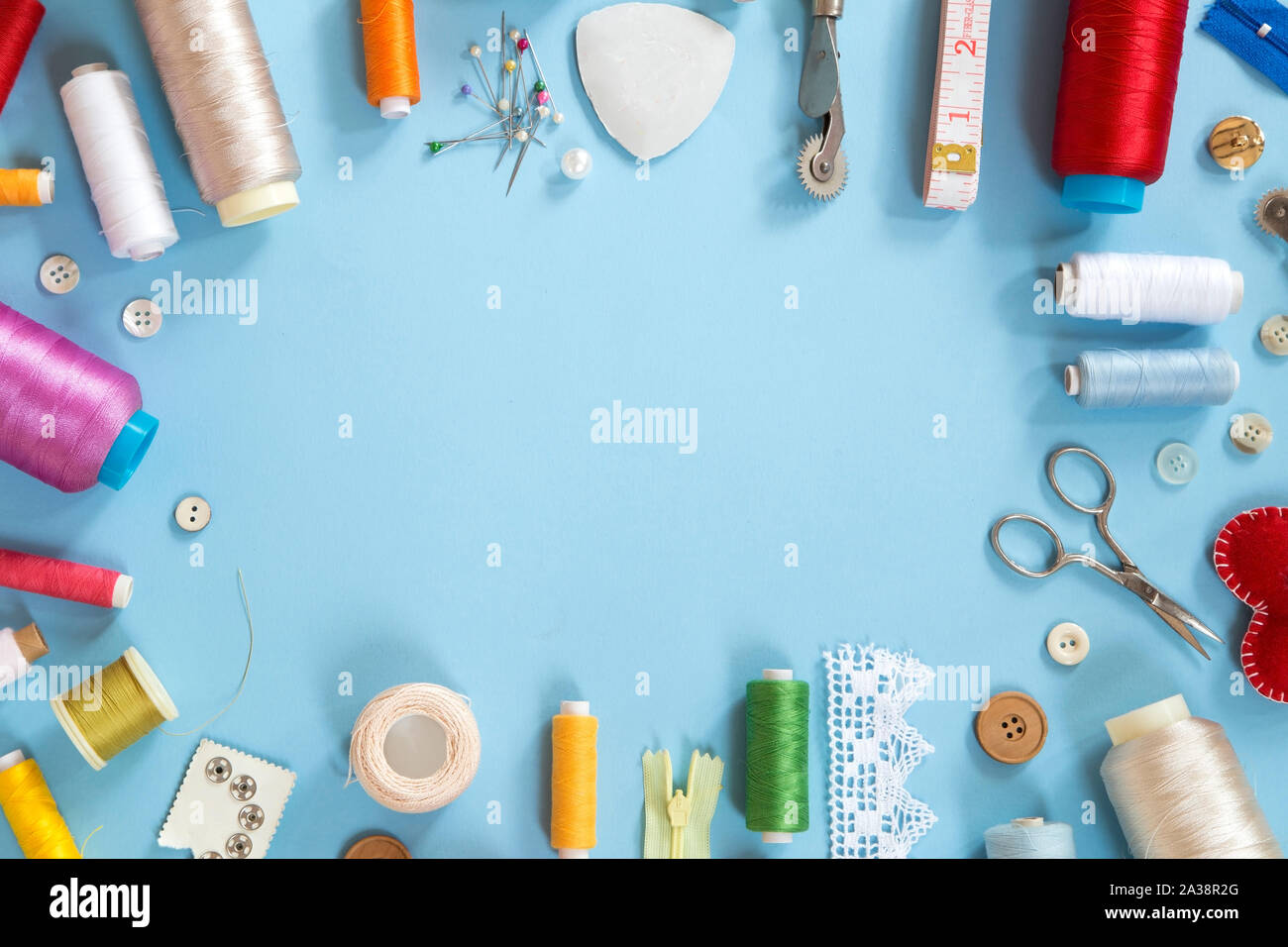 Verschiedene nähen Reihen auf blauem Hintergrund Stockfoto