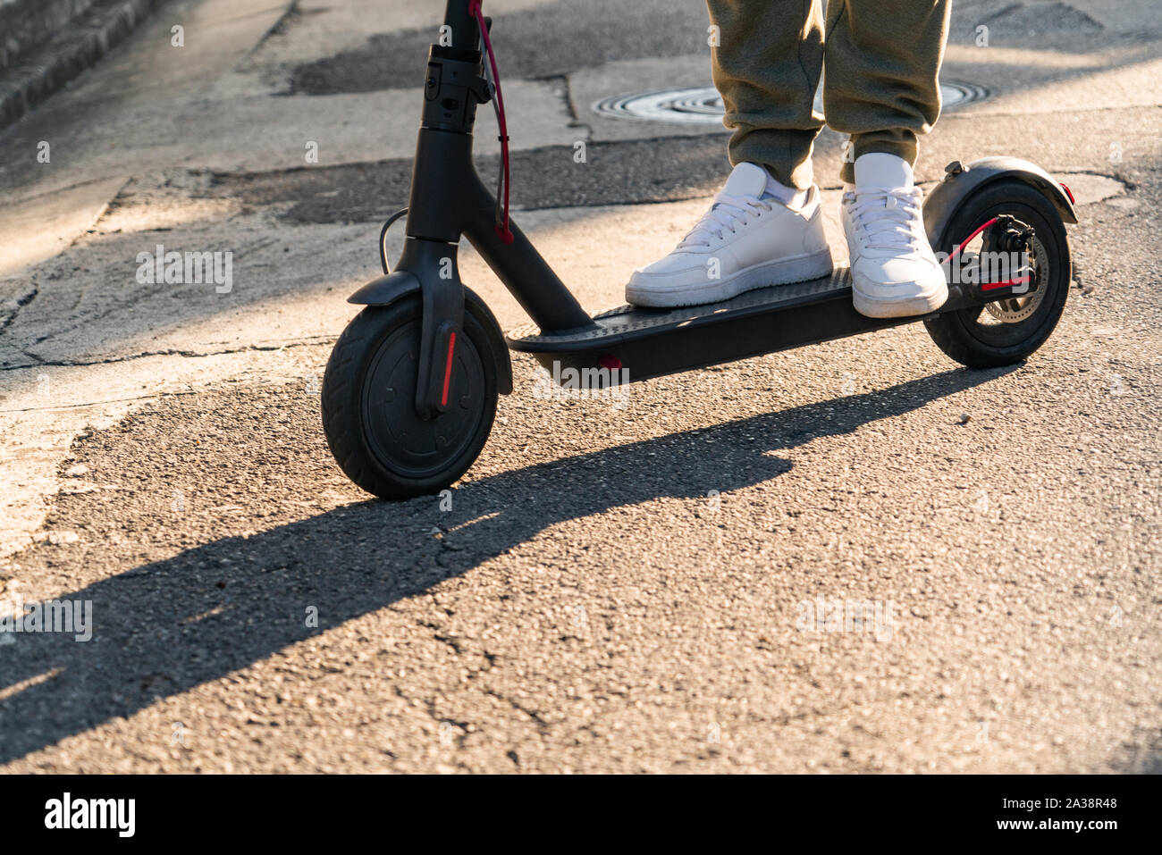 Ein Mann mit elektrischer Roller auf der Straße Stockfoto