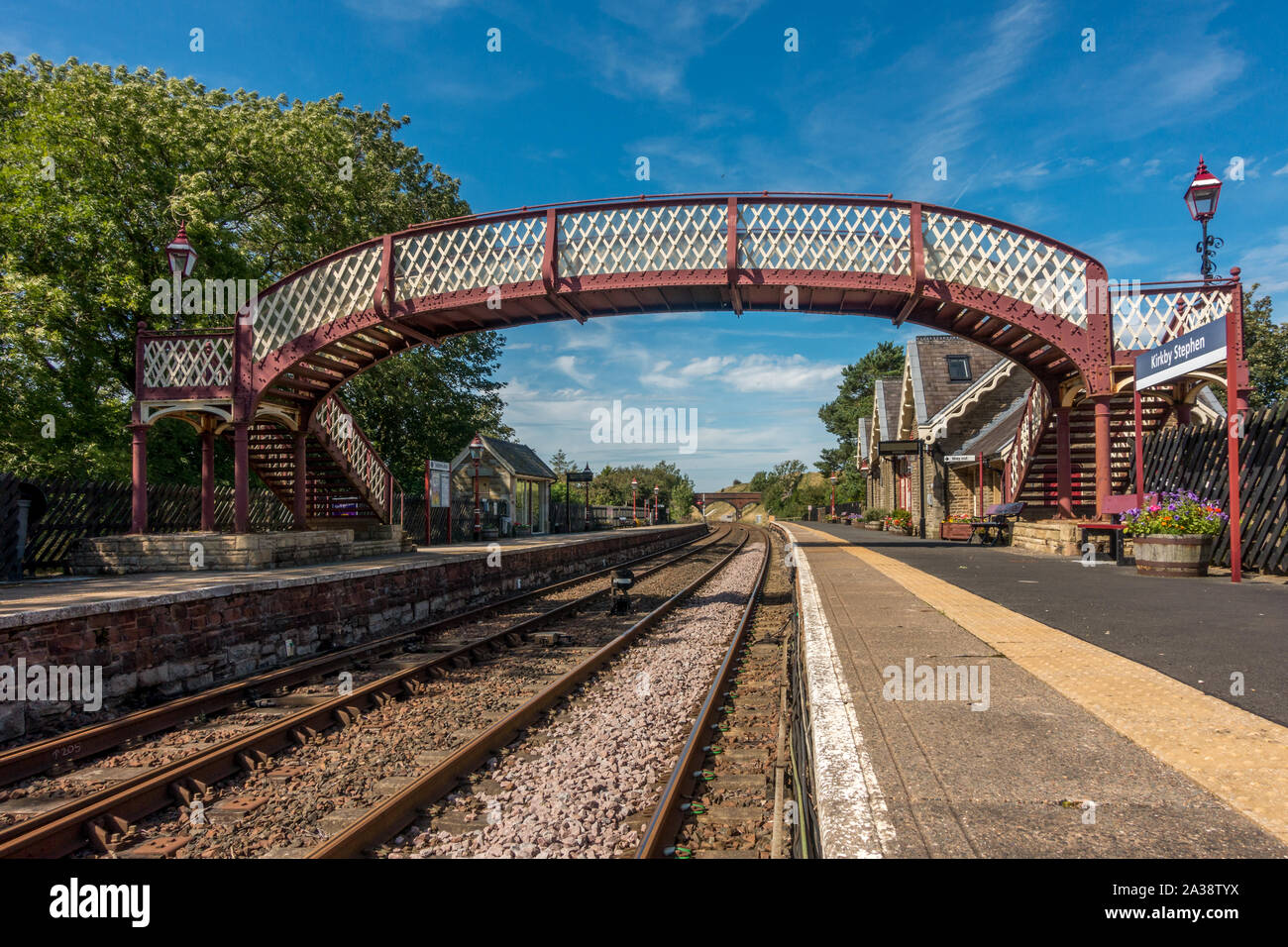 Auf der Suche die Plattform und die Gleise der Kirkby Stephen an einem schönen Sommer, Yorkshire Dales Stockfoto