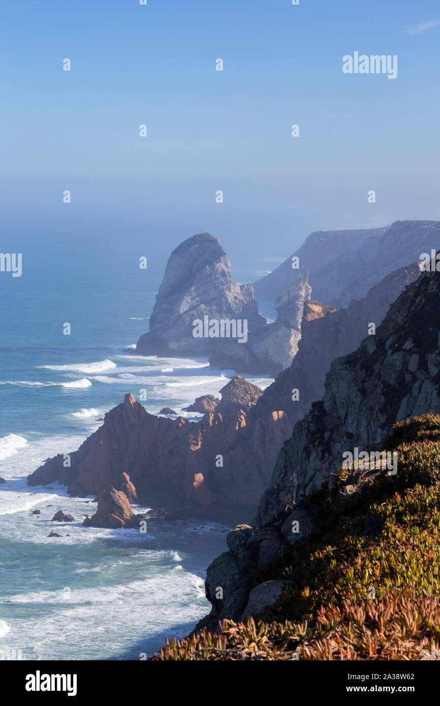 Einen herrlichen Blick auf den Atlantischen Ozean und die zerklüftete Küste am Cabo da Roca, dem westlichsten Punkt des kontinentalen Europa, in Portugal. Stockfoto