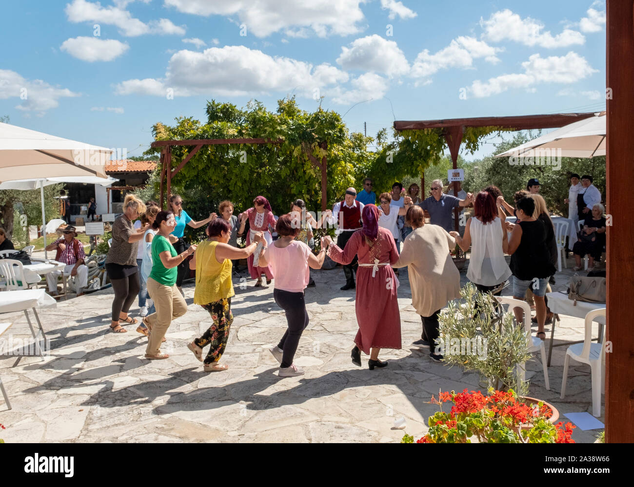 Cyprus dance -Fotos und -Bildmaterial in hoher Auflösung – Alamy