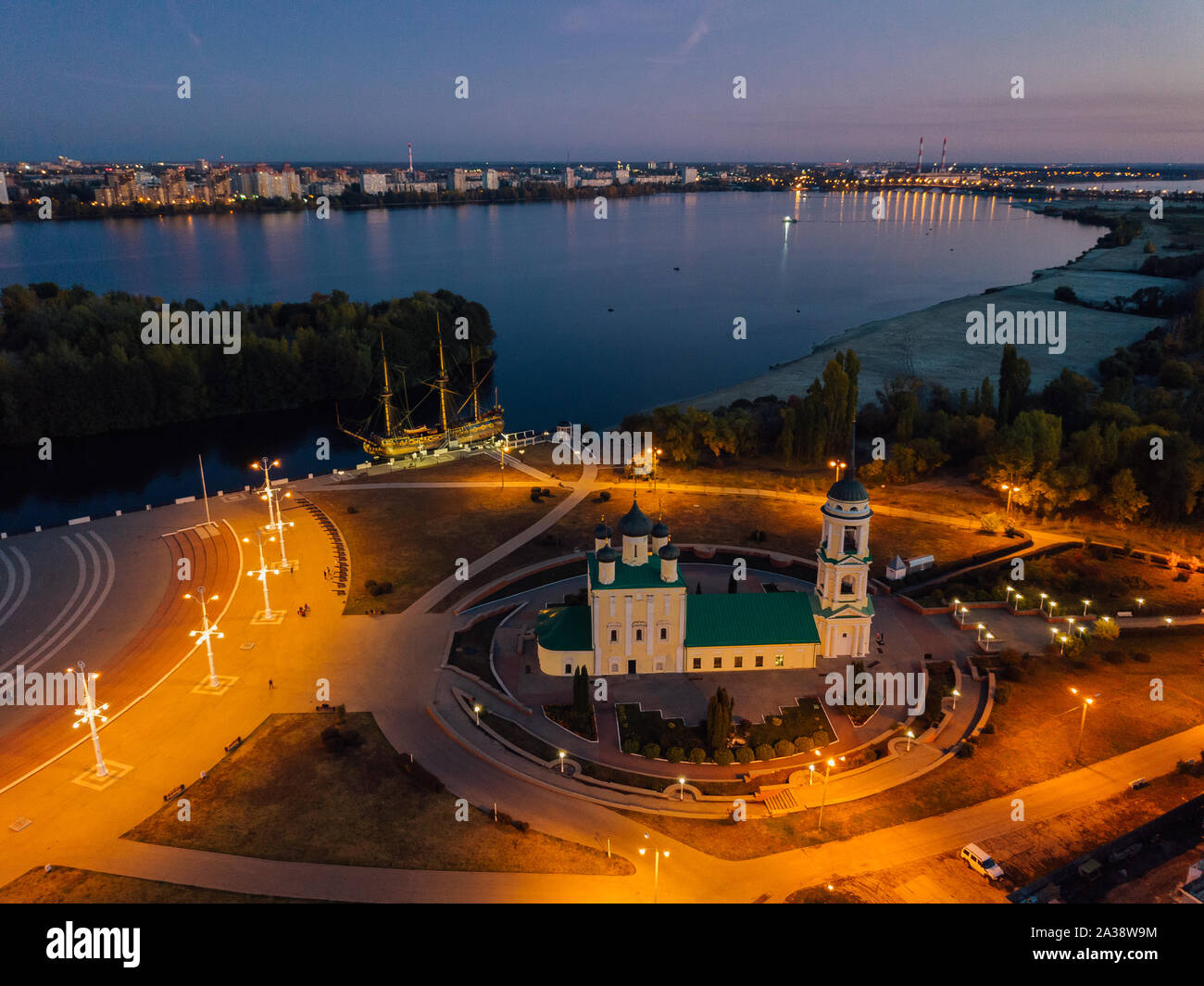 Nacht Woronesch, Luftbild. Admiralteiskaya Square, Annahme Admiralty Kirche und Denkmal des ersten Russischen lineare Schiff Goto Vorbestimmung. Stockfoto