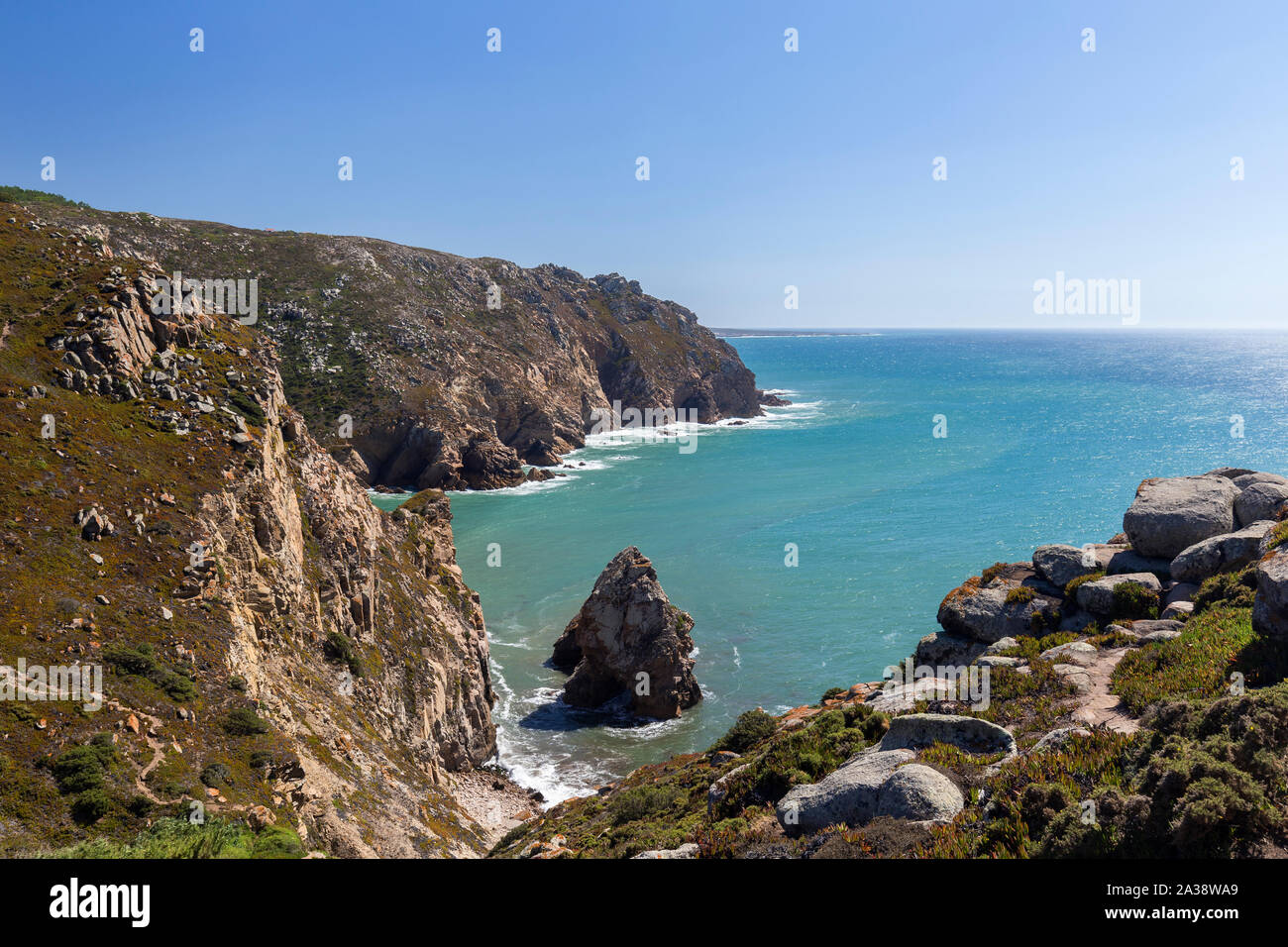 Einen herrlichen Blick auf den Atlantischen Ozean und die zerklüftete Küste am Cabo da Roca, dem westlichsten Punkt des kontinentalen Europa, in Portugal, an einem sonnigen Tag. Stockfoto