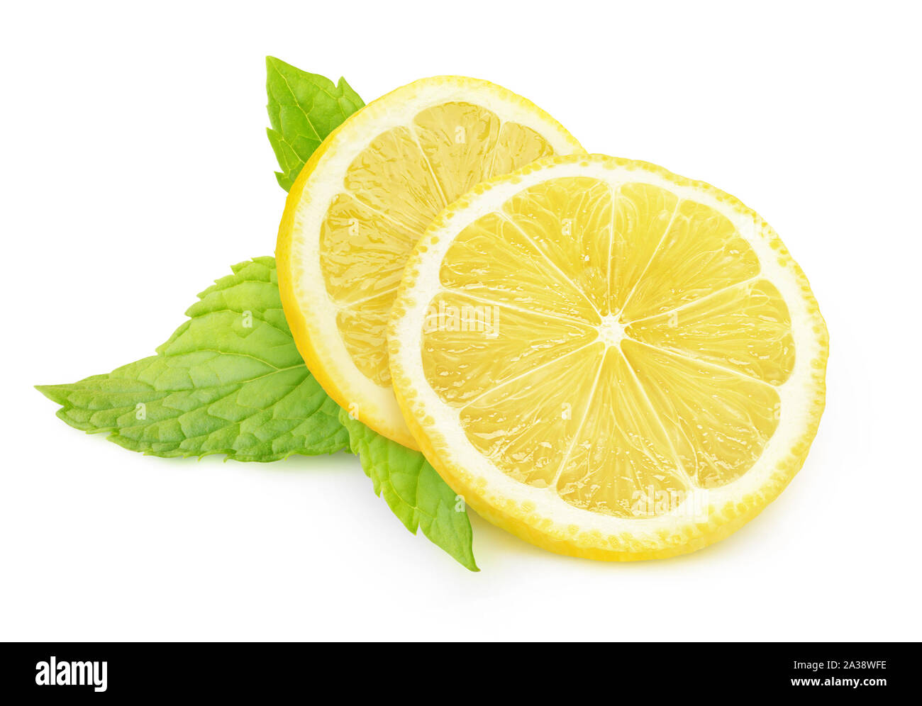 Isolierte Zitrone und Minze. Zwei Stücke von Zitrone Obst und frische Minze auf weißem Hintergrund mit Freistellungspfad isoliert Stockfoto