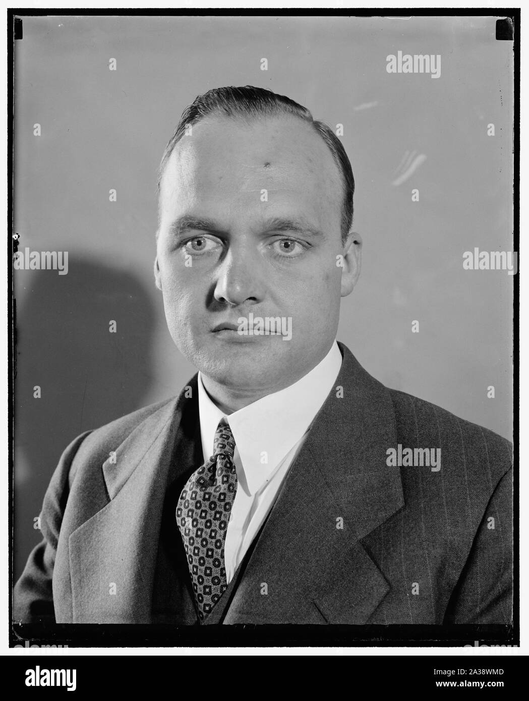 Der US-amerikanischen SEC Adjutant namens Assistant Attorney General. Washington, D.C., den 20. Mai. O. John Rougge, Sicherheiten und Austausch-Kommission Rechtsanwalt, wurde gestern vorgeschlagen von Präsident Roosevelt ein Assistant Attorney General in der strafrechtlichen Abteilung der Abteilung der Gerechtigkeit zu sein. Er wird Nachfolger von Brien McMahon, der diese Woche zurückgetreten Privatrecht Praxis zu geben. Rogge, 35, ist Assistant General Counsel für die US-amerikanischen SEC Stockfoto