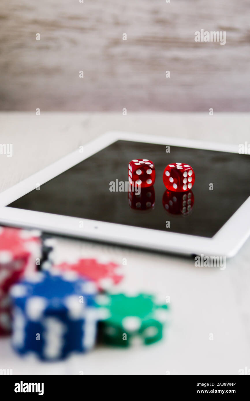 Poker chips und roten Würfel auf einem Tablett mit Platz für Text auf dem Hintergrund. Spielen und Wetten online Konzept. Stockfoto