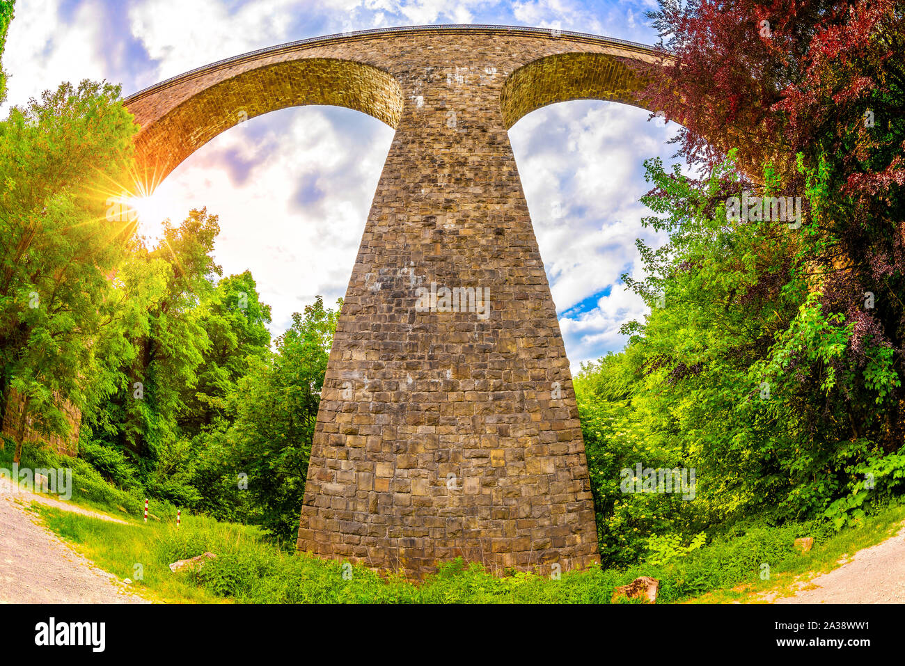 Alte Eisenbahn Bogenbrücke in Deutschland Stockfoto