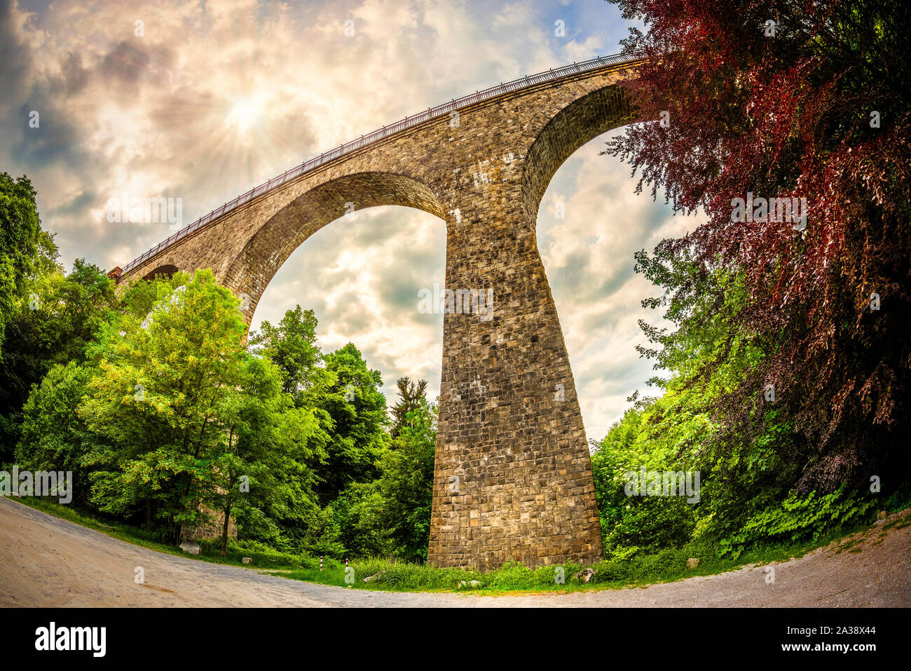 Alte Eisenbahn Bogenbrücke in Deutschland Stockfoto