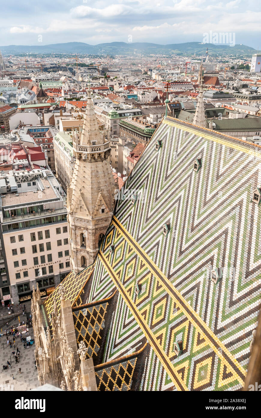 Stadtbild mit der hl. Stephanus Kathedrale, oder St. Stephansdom im alten Stadtzentrum in Wien in Österreich. In Europa Wien. Panorama, Stadtbild. Reisen Stockfoto