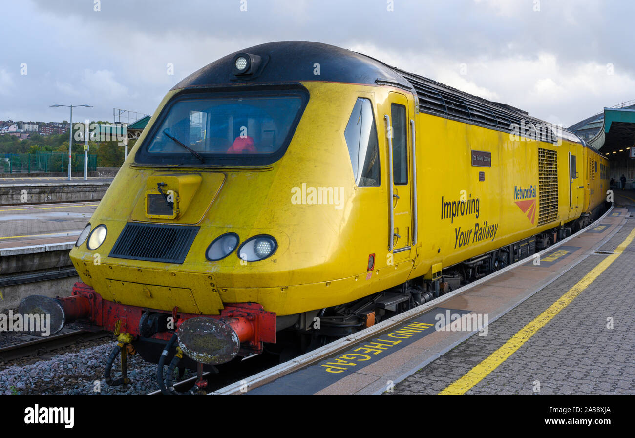 Network Rail neue Messung Zug (NMT) mit der British Rail Class 43 diesel-elektrischen Motor namens "Der Beobachter" an der Bristol Temple Station. Stockfoto