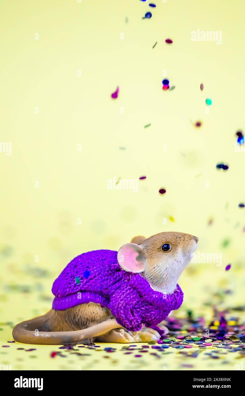 Süße Maus Ratte auf gelbem Hintergrund bunte Pailletten 2020 Jahr Stockfoto