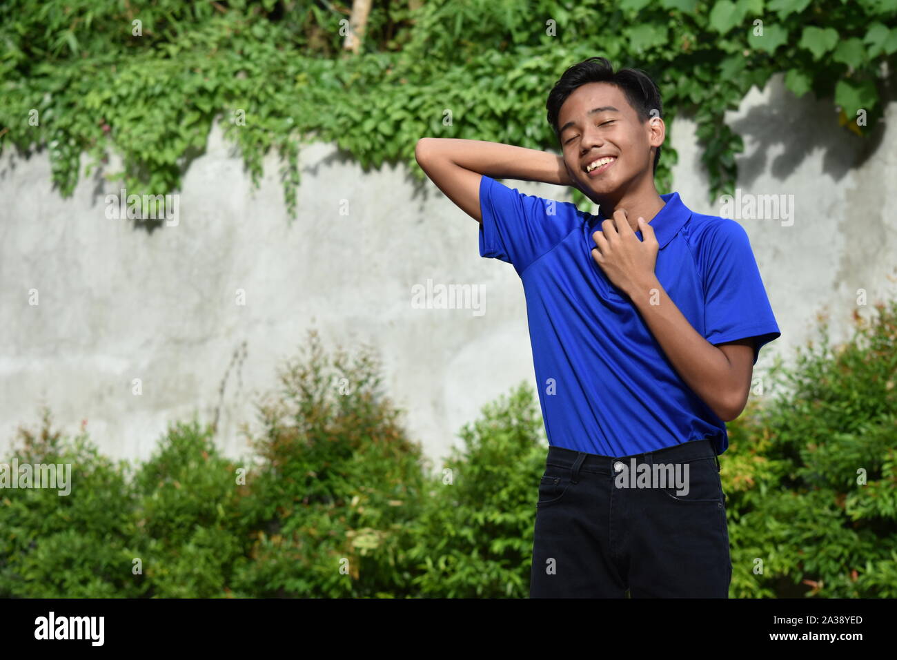 Ein Jugendliches Minderheit Teenager männlichen Entspannend Stockfoto