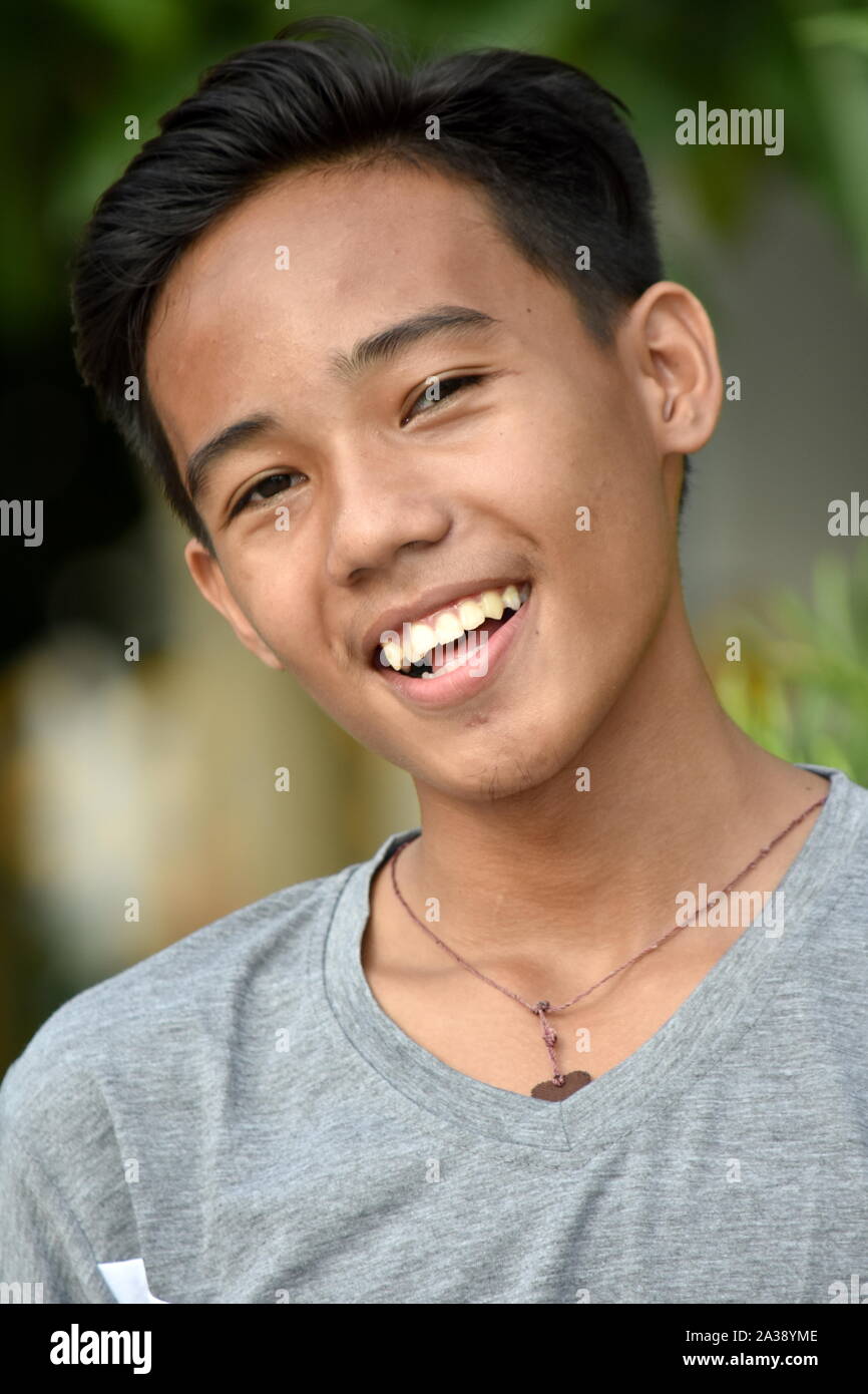 Ein lächelndes Filipino jugendlich Junge Stockfoto