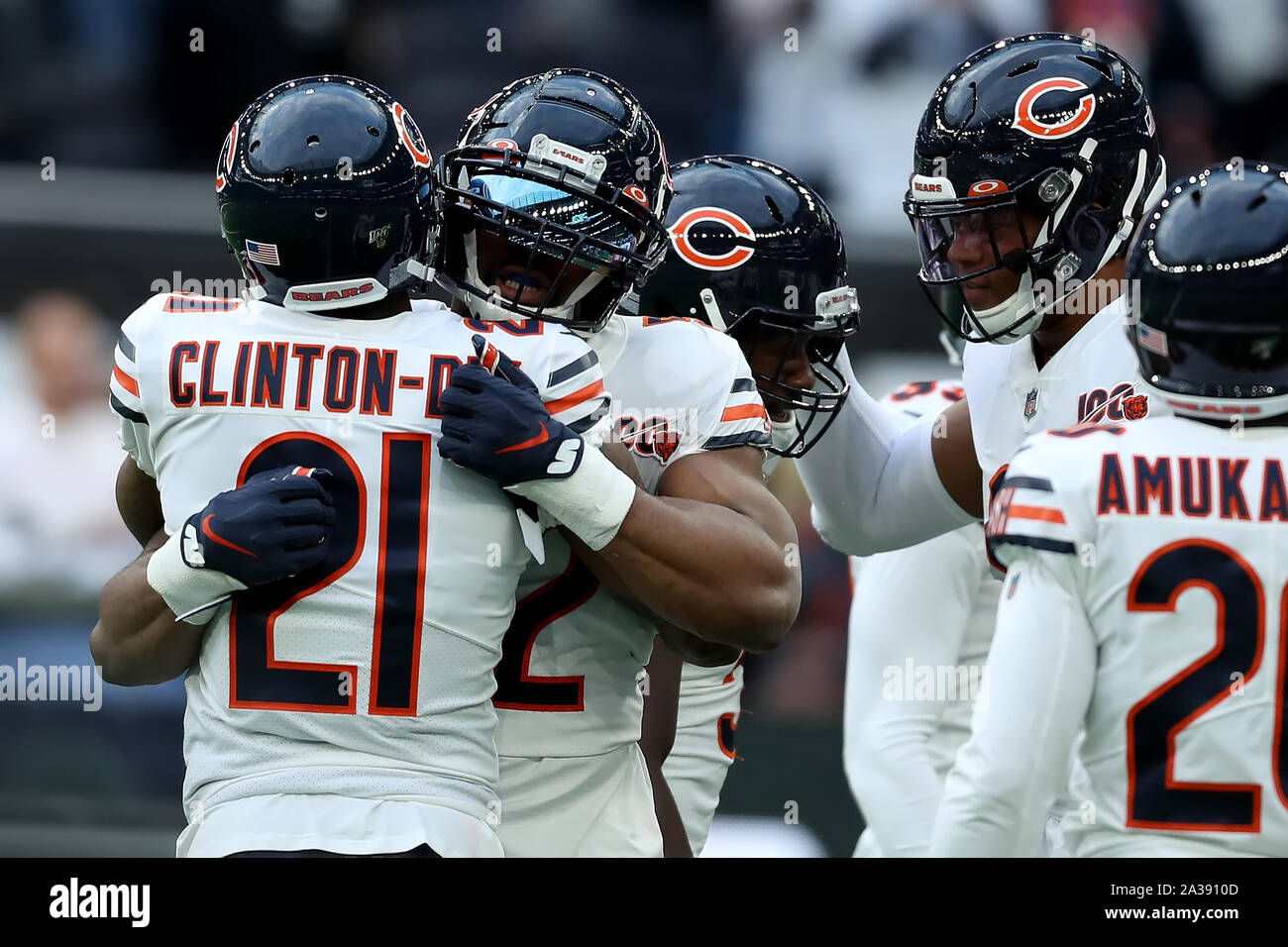 Tottenham Hotspur Stadion, London, UK. 6. Okt, 2019. National Football League, Chicago Bears gegen Oakland Raiders; Chicago Bears Linebacker Khalil Mack (52) Wünsche Ha Ha Clinton-Dix (21) viel Glück Quelle: Aktion plus Sport/Alamy leben Nachrichten Stockfoto