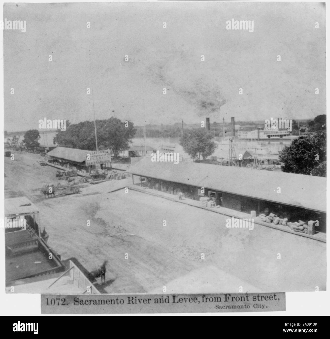 Sacramento River und Deich, von der vorderen Straße, Sacramento Stadt Stockfoto